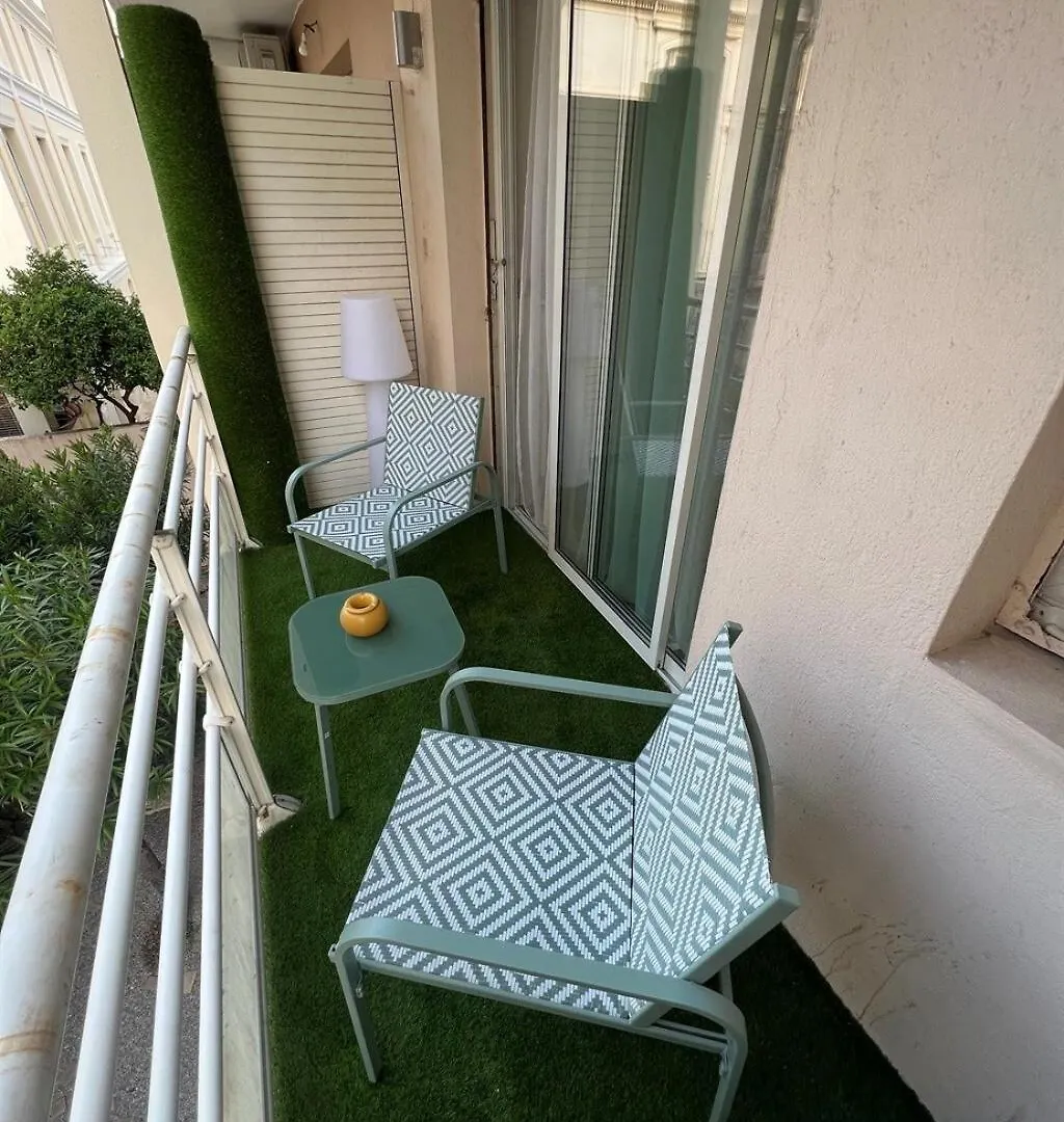 Beautiful Renovated 2Br Min From Beach Palais Cannes 0*,  France
